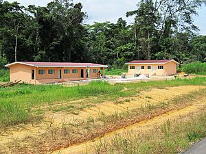 Archivo:Ecole réalisée par la société E.G.F. au Gabon