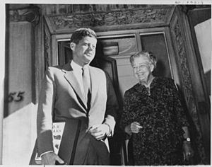 Archivo:Eleanor Roosevelt and John F. Kennedy in New York - NARA - 196360