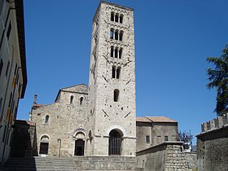 Facade et campanile cathédrale Santa-Maria d'Anagni.JPG