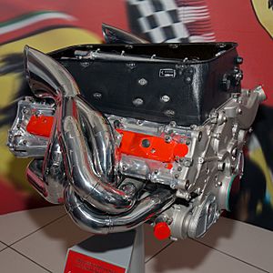 Archivo:Ferrari 053 engine front Museo Ferrari