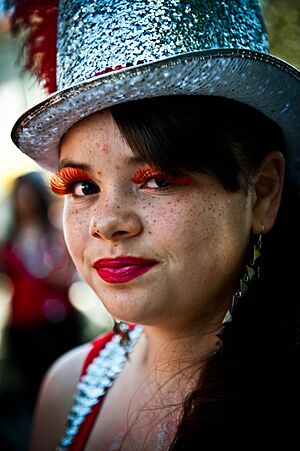 Archivo:Freckled faced pretty Latina girl