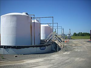 Archivo:Gas well tanks (5909569119)