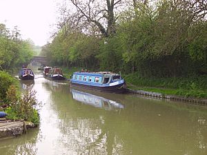 Archivo:Grand Union Canal Crick Wharf 4