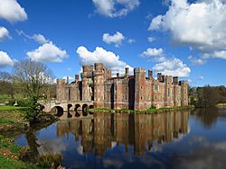 Archivo:Herstmonceux Castle with moat