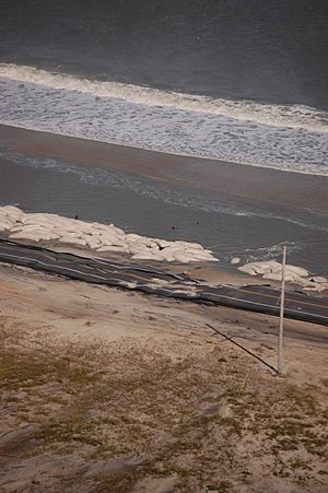 Archivo:Hurricane Sandy - sandbagged beach, Cape Hatteras