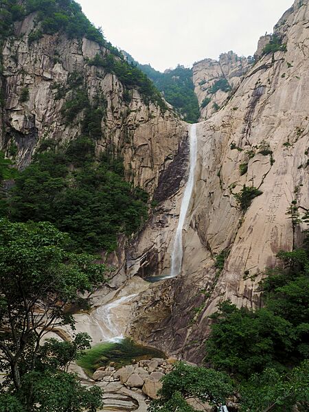 Kuryong Waterfall, DPRK (14906661755)