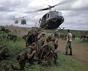 Archivo:Members of 5 Platoon 7 RAR waiting for US Army helicopters in August 1967