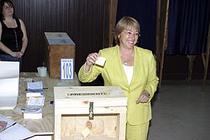 Archivo:Michelle Bachelet deposita su voto en elección presidencial de 2005