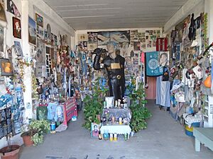 Archivo:Monumento a Rodrigo, ubicado en el sitio donde dicho músico muriera en un accidente en el año 2000, sobre la Autopista Buenos Aires - La Plata