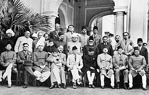 Archivo:Muslim League leaders after a dinner party, 1940 (Photo 429-6)