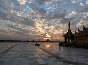 Archivo:Naypyidaw -- Uppatasanti Pagoda Plaza at sunset