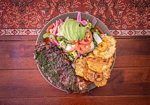 Archivo:Parrilla con patacones y ensalada, plato Venezolano