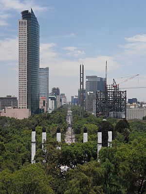 Archivo:Paseo de la reforma April 2013