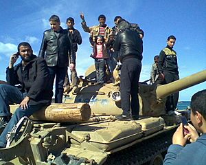 Archivo:People on a tank in Benghazi2