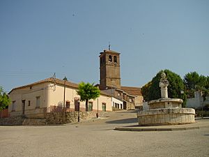 Archivo:Plaza con fuente e iglesia al fondo en Ribatejada