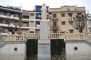 Archivo:Plaza de España, en Algarinejo (Granada)