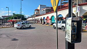 Archivo:Portales del Parque Juárez en Comalcalco