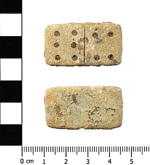 Archivo:Post Medieval lead alloy domino (FindID 704541)