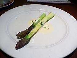 Archivo:Purple asparagus in Beurre blanc sauce