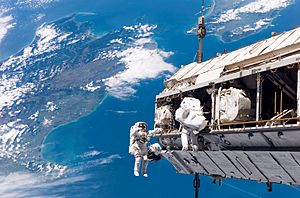 Archivo:STS-116 spacewalk 1