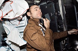 Archivo:Skylab 3 Bean shaving