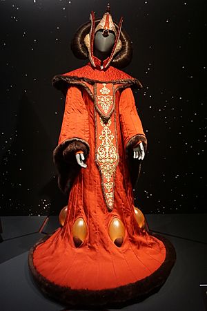 Archivo:Star Wars and the Power of Costume July 2018 01 (Queen Amidala's throne room gown from Episode I)