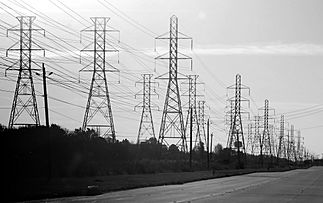 Archivo:String of Electrical Pylons in Webster, Texas