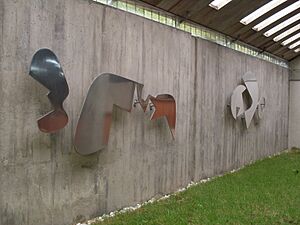 Archivo:UCV 2015-168 Escultura de Jean Arp 1956, Siluetas en relieve