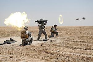 Archivo:US Special Forces soldier fires a Carl Gustav rocket during a training exercise conducted in Basrah Iraq