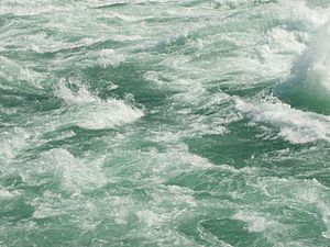 Archivo:Violent water below Niagara Falls