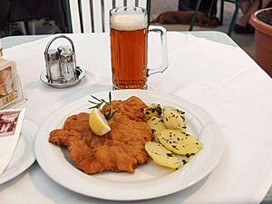 Archivo:Wiener Schnitzel at Gasthaus Joainig (lightened)