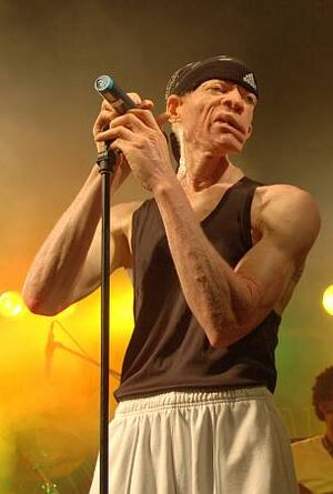 Archivo:Yellowman backed by Sagittarius Band, Bersenbrueck 2007 -1 (cropped)