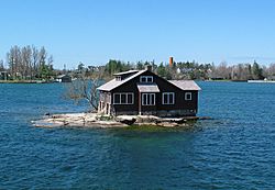 Archivo:1000 Islands. Hub Island - St Lawrence River, USA - panoramio