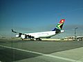 A430 de South African Airways en el Aeropuerto Internacional OR Tambo de Johannesburgo, Sudáfrica