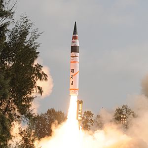 Archivo:Agni-V during its first test flight