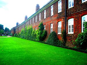 Archivo:Barracks of Hampton Court Palace