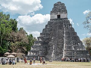 Archivo:Building in Tikal 2023-04-01 03