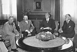 Archivo:Bundesarchiv Bild 146-1970-052-24, Münchener Abkommen, Mussolini, Hitler, Chamberlain