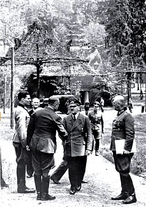 Archivo:Bundesarchiv Bild 146-1984-079-02, Führerhauptquartier, Stauffenberg, Hitler, Keitel