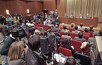 Archivo:Bundesarchiv Bild 183-1989-1109-030, Berlin, Schabowski auf Pressekonferenz