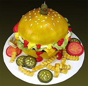 Archivo:Cake depicting a cheeseburger