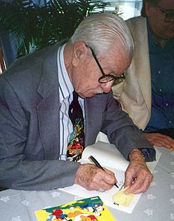 Archivo:Carl Barks signing autographs in Finland in 1994