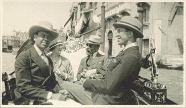 Archivo:Cole Porter, Linda Lee Thomas, Bernard Berenson, and Howard Sturges in gondola, 1923