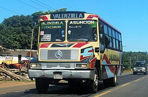 Archivo:Colectivo de La Valenzolana, en el acceso a Valenzuela