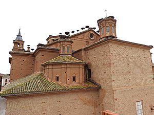 Archivo:Colegiata de San Miguel Arcángel por detrás