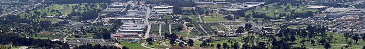 Archivo:Colma-california-panoramic1w