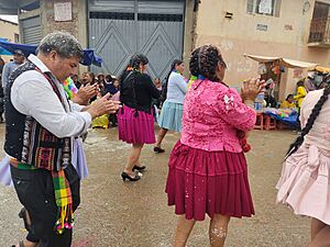 Archivo:Comparsa carnavalera en Punata, Villa Rivero 2025