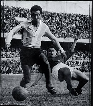 Archivo:Corbatta elude a David Iñigo