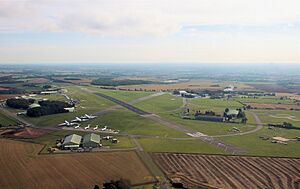 Archivo:Cotswold airport at kemble from helicopter arp