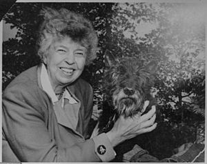 Archivo:Eleanor Roosevelt and Fala at Val,Kill in Hyde Park, New York - NARA - 196181